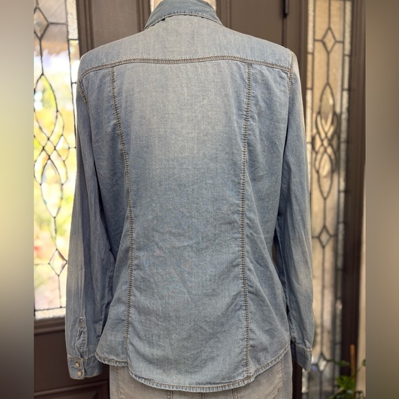 NWOT Women’s Light Wash Beaded Detail Pearl Snap Front Long Sleeve Top | Size L - Picture 4 of 8